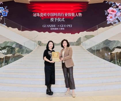 中國(guó)著名服裝設(shè)計(jì)師郭培出任“冠珠瓷磚中國(guó)時(shí)尚行業(yè)致敬人物”，高定之美一塊傳承！