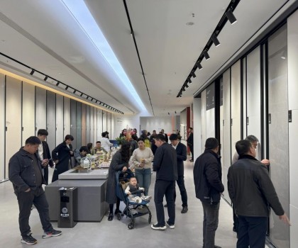 獅王瓷磚“云脈覺醒”發(fā)布會：共繪新藍(lán)圖 共贏2025！