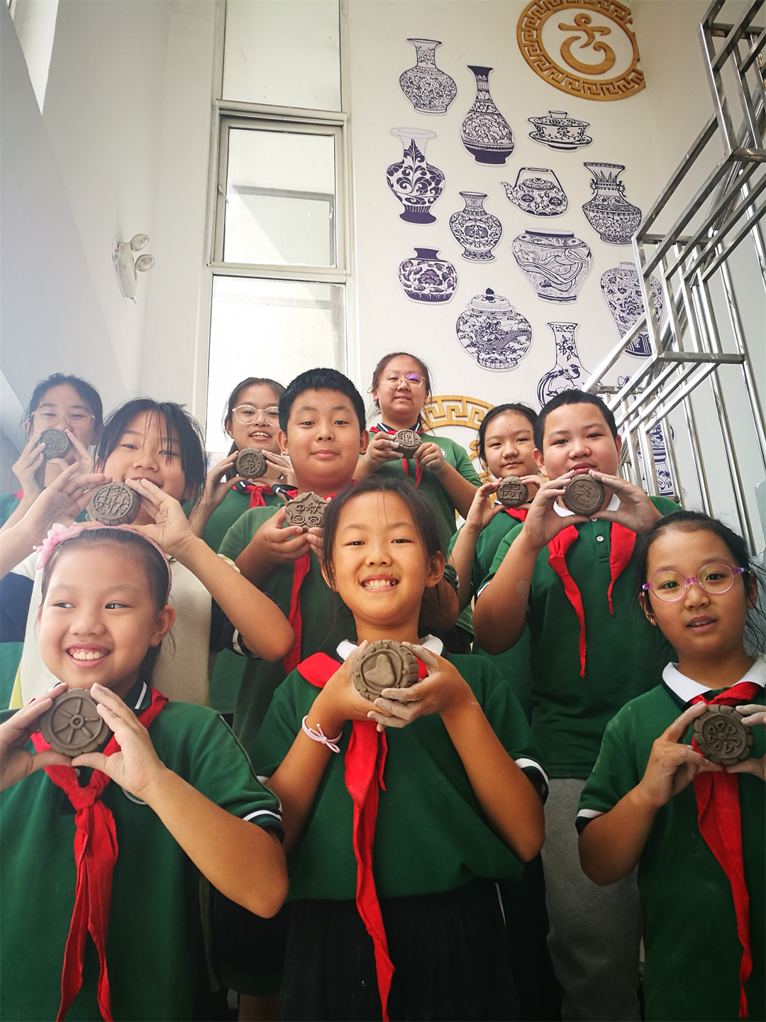 1695605313969713.jpg 感受濃濃“中秋味”盛世長安小學(xué)非遺陶藝課手作“陶泥”月餅活動 (10).jpg