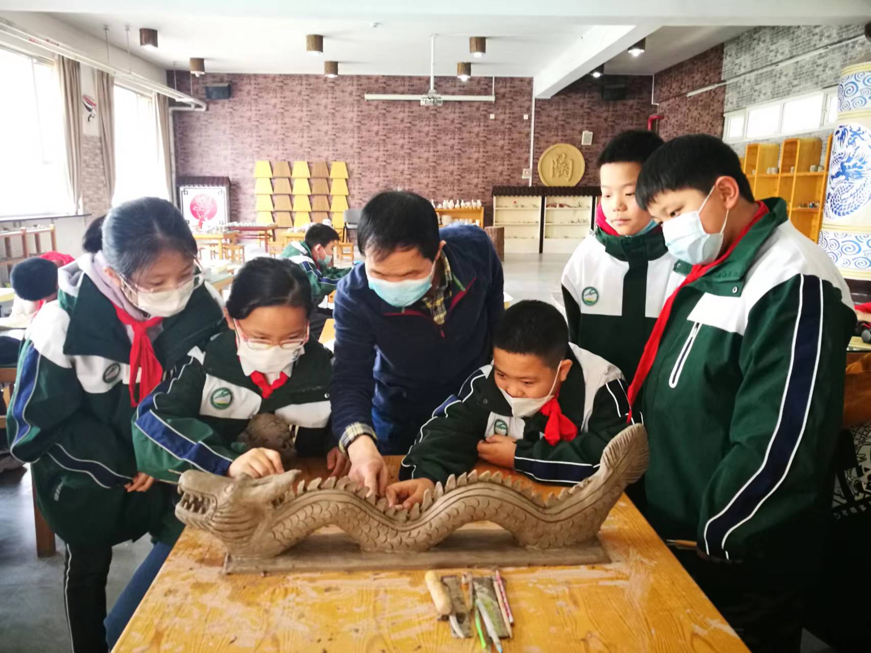 1704241500873996.jpg 非遺傳承――盛世長安小學(xué)陶藝社團(tuán)迎新年手作生肖“中國龍” (2).jpg