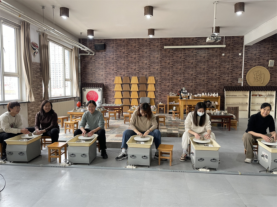 體驗(yàn)非遺熱辣滾燙――盛世長(zhǎng)安小學(xué)開展“三八” 女神節(jié)陶藝制作活動(dòng) (2).jpg