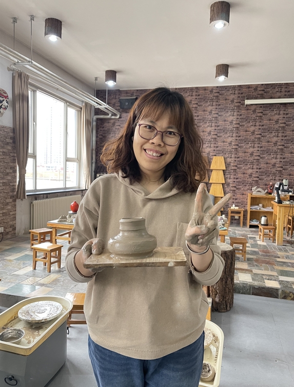 體驗(yàn)非遺熱辣滾燙――盛世長(zhǎng)安小學(xué)開展“三八” 女神節(jié)陶藝制作活動(dòng) (3).jpg