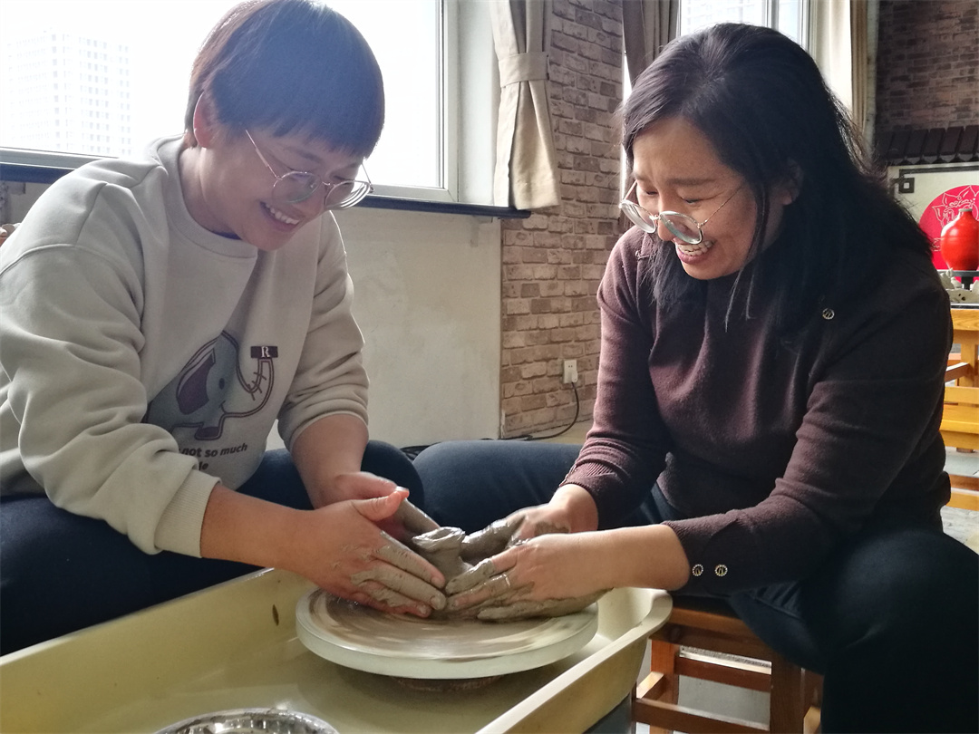 體驗(yàn)非遺熱辣滾燙――盛世長(zhǎng)安小學(xué)開展“三八” 女神節(jié)陶藝制作活動(dòng) (7).jpg