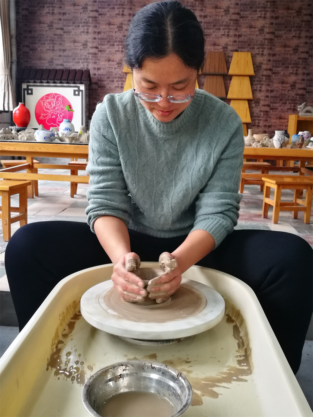 體驗(yàn)非遺熱辣滾燙――盛世長(zhǎng)安小學(xué)開展“三八” 女神節(jié)陶藝制作活動(dòng) (8).jpg