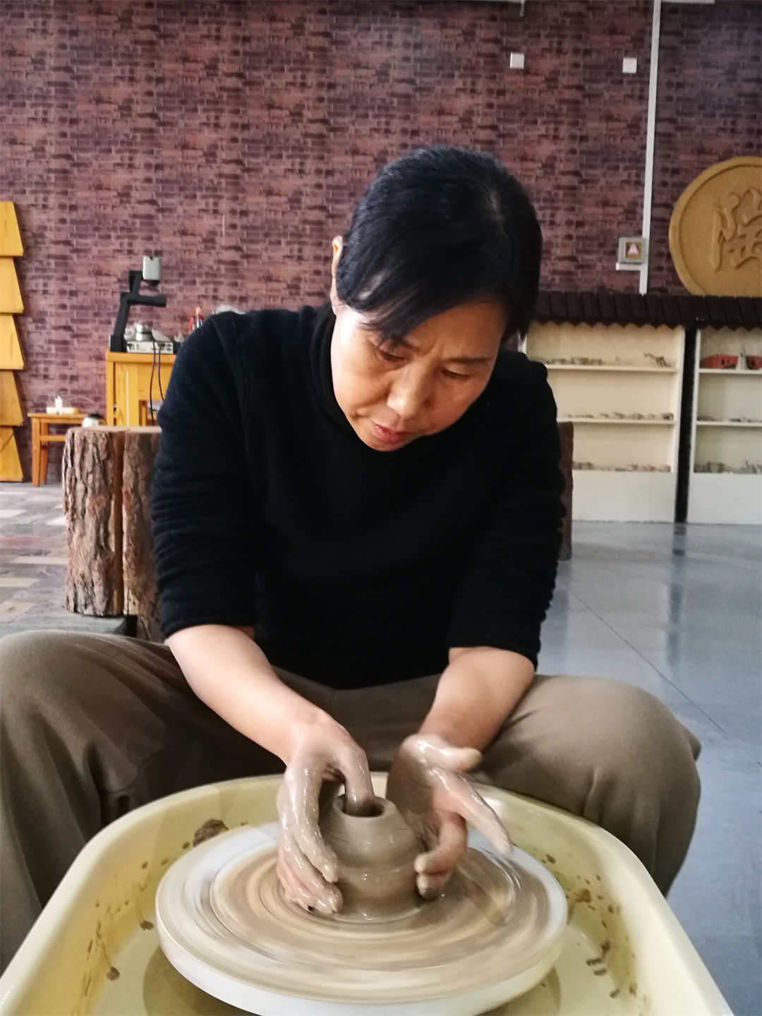 體驗(yàn)非遺熱辣滾燙――盛世長(zhǎng)安小學(xué)開展“三八” 女神節(jié)陶藝制作活動(dòng) (9).jpg