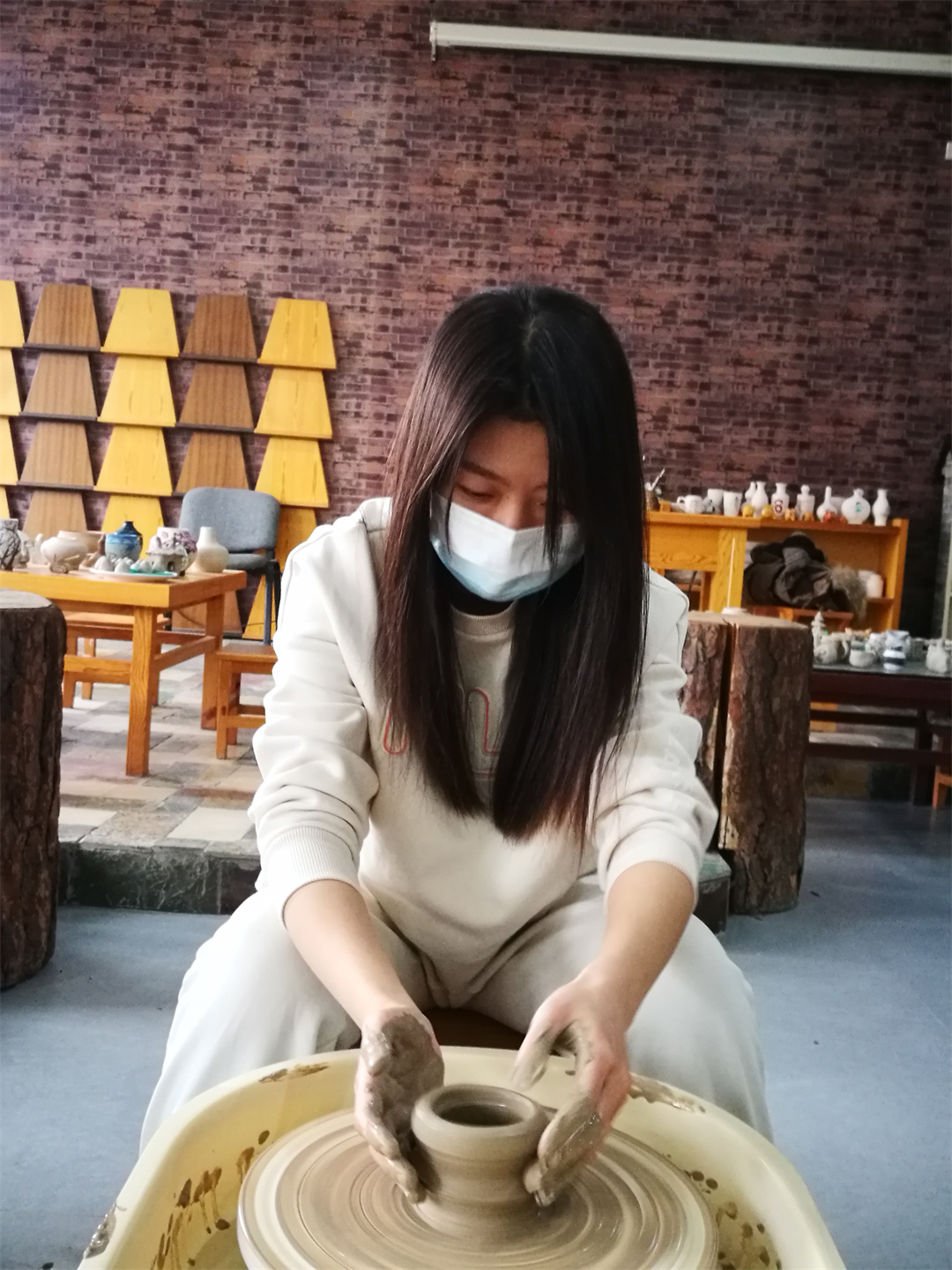 體驗(yàn)非遺熱辣滾燙――盛世長(zhǎng)安小學(xué)開展“三八” 女神節(jié)陶藝制作活動(dòng) (1).jpg