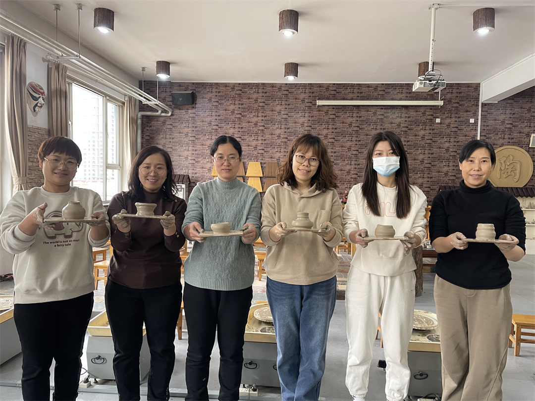 體驗(yàn)非遺熱辣滾燙――盛世長(zhǎng)安小學(xué)開展“三八” 女神節(jié)陶藝制作活動(dòng) (6).jpg