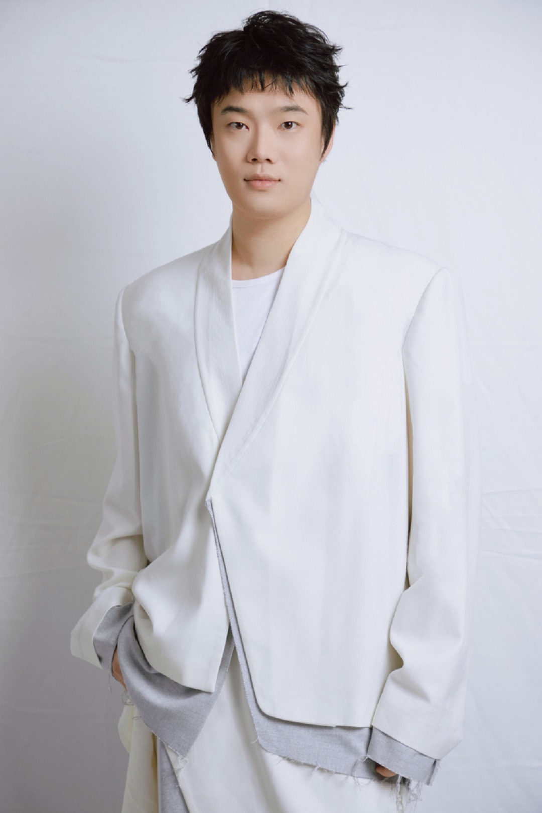 1713231700376679.jpg 5 0 明星服裝定制設(shè)計(jì)師,三寸盛京華服品牌創(chuàng)始人張突然.jpg