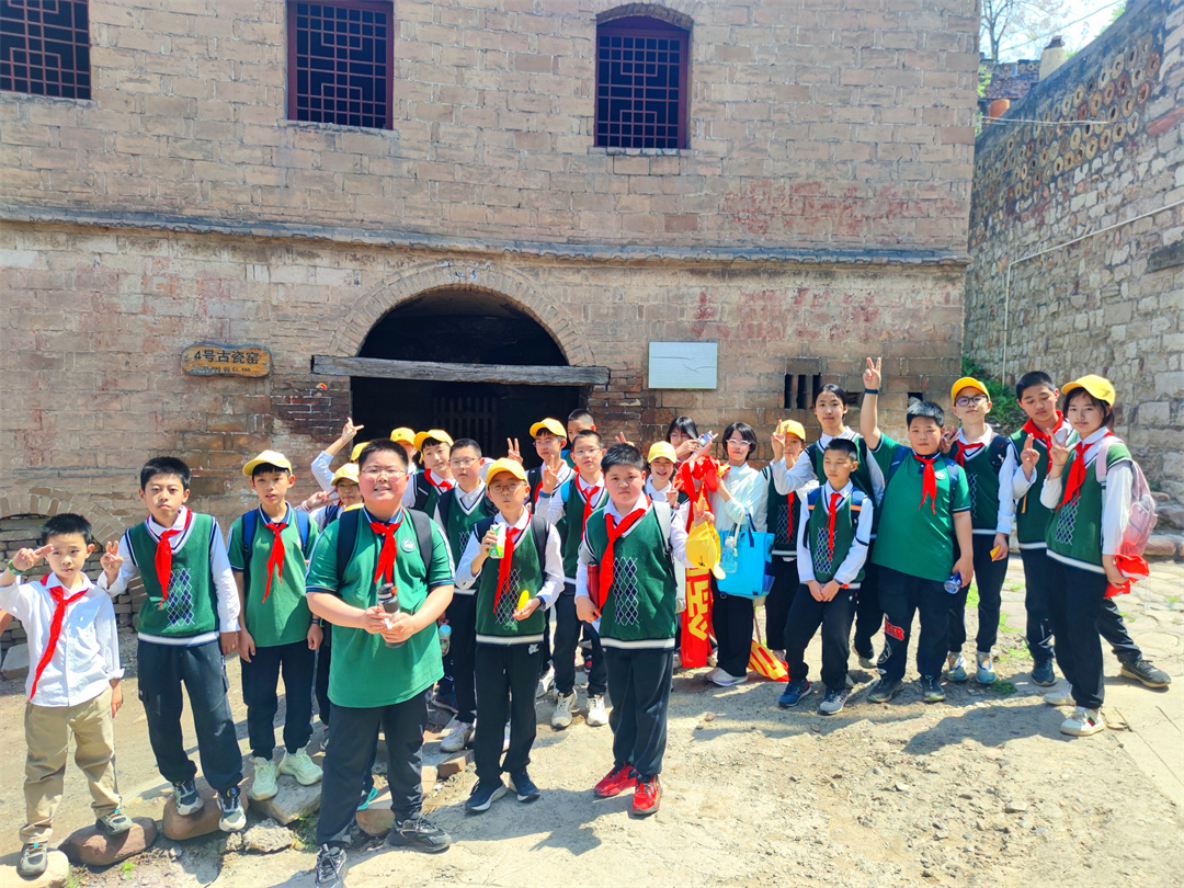 1713759302919367.jpg 石家莊市盛世長安小學(xué)走進(jìn)井陘南橫口村開啟傳統(tǒng)文化研學(xué)之旅A01.jpg