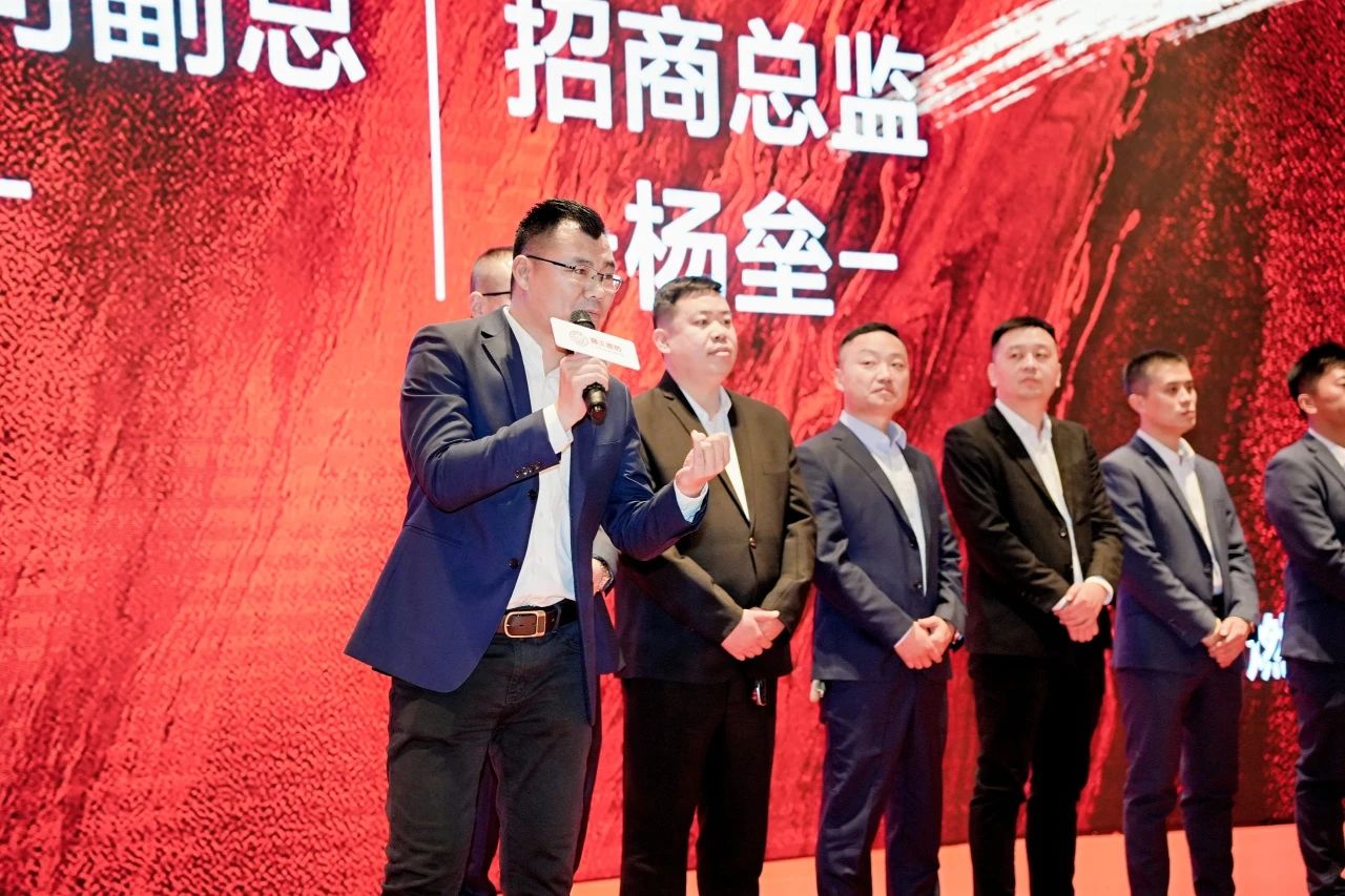 1735605854864498.jpg 共御風(fēng)雨才能共赴美好 獅王集團(tuán)召開品牌商年度峰會(huì)6.jpg