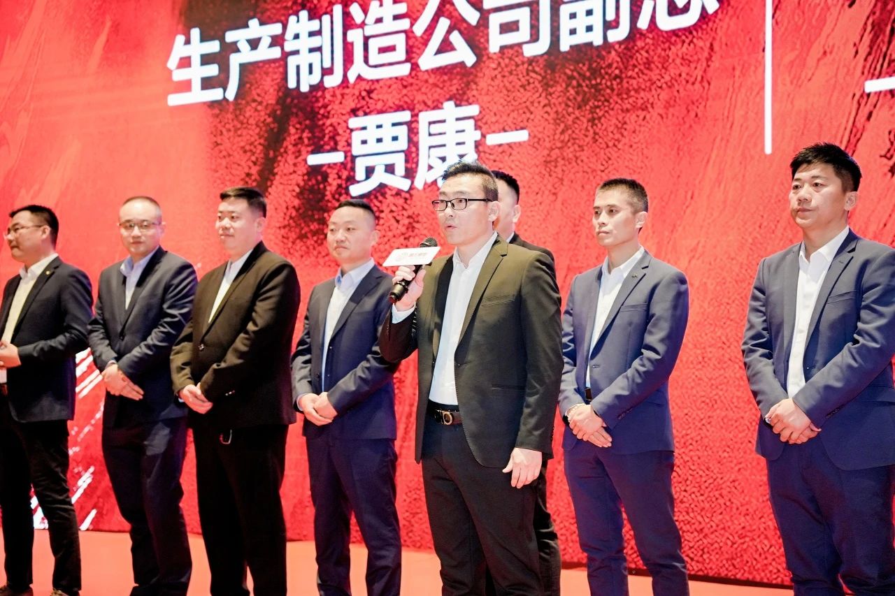 1735605866784943.jpg 共御風(fēng)雨才能共赴美好 獅王集團(tuán)召開品牌商年度峰會(huì)7.jpg