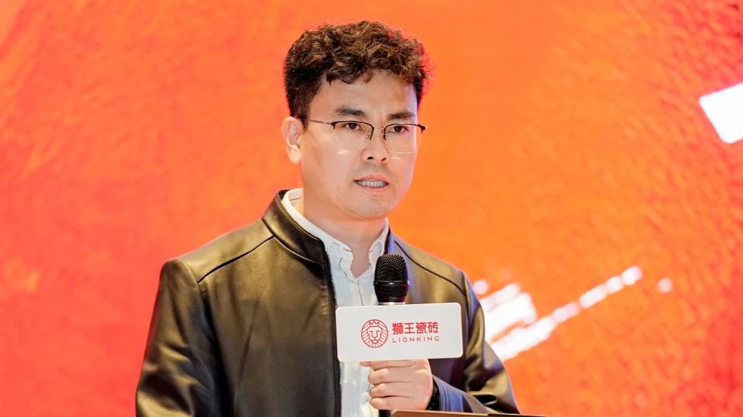 1735605878289008.jpg 共御風(fēng)雨才能共赴美好 獅王集團(tuán)召開品牌商年度峰會(huì)8.jpg