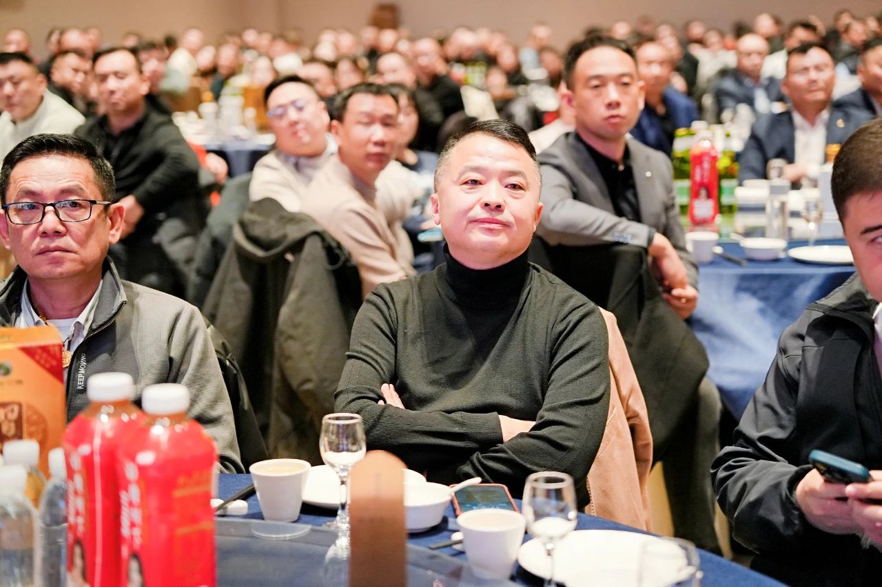 1735605886470591.jpg 共御風(fēng)雨才能共赴美好 獅王集團(tuán)召開品牌商年度峰會(huì)9.jpg