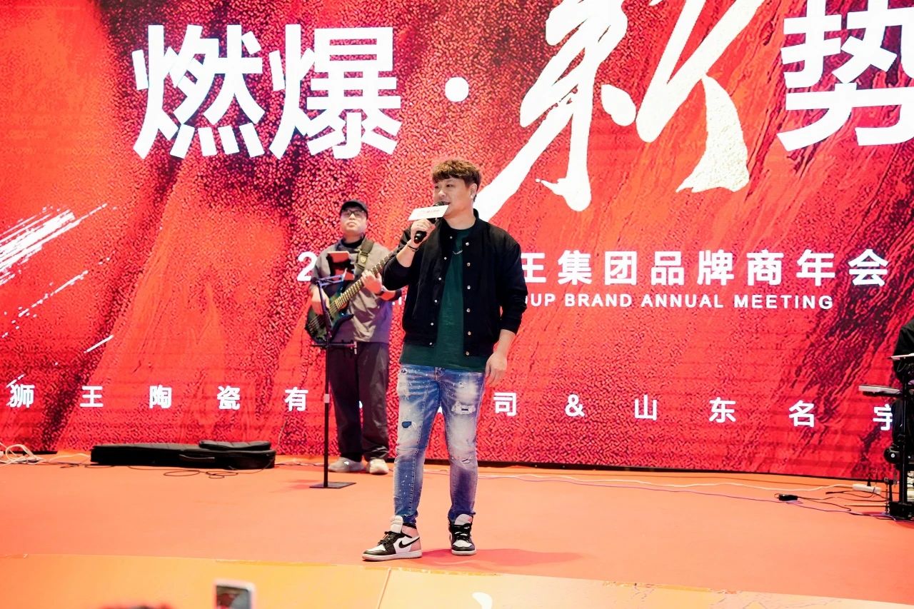 1735605909488164.jpg 共御風(fēng)雨才能共赴美好 獅王集團(tuán)召開品牌商年度峰會(huì)11.jpg