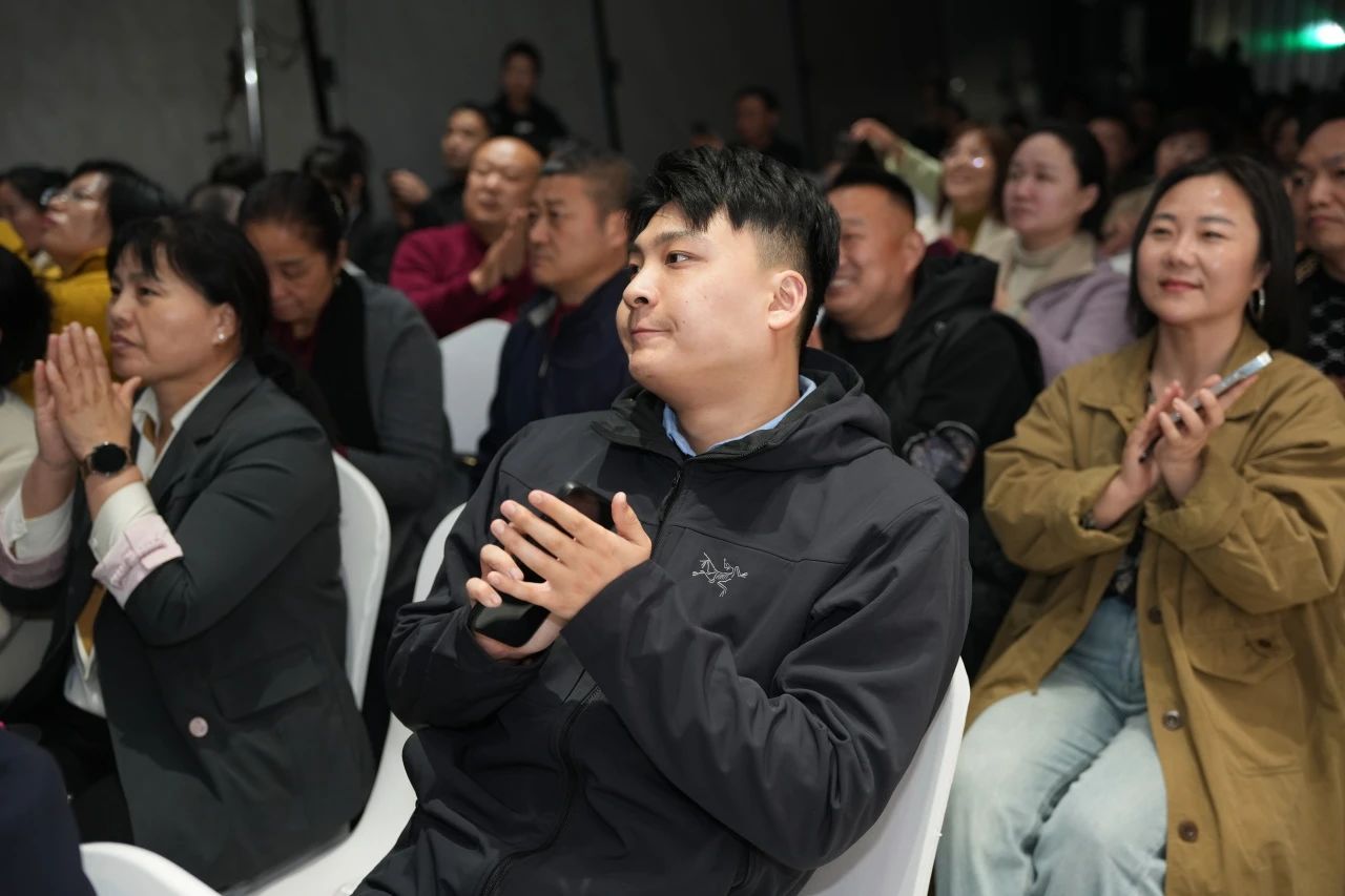 獅王瓷磚“云脈覺(jué)醒”發(fā)布會(huì)：共繪新藍(lán)圖 共贏2025！11.jpg