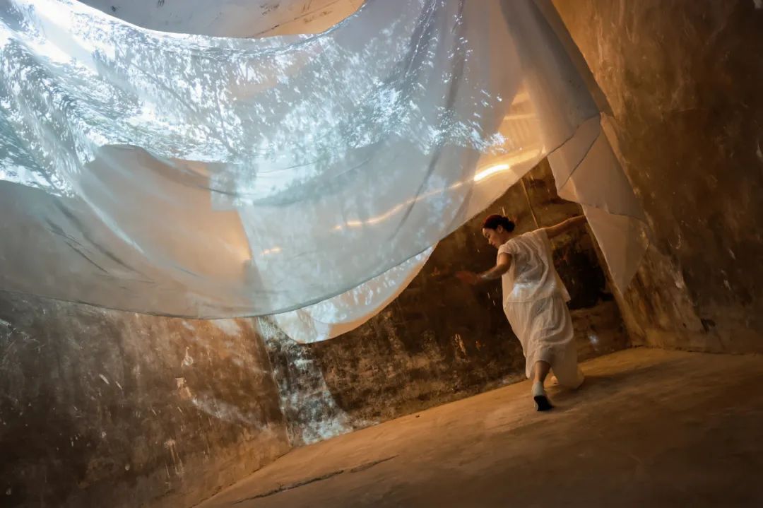 1745657505340889.jpg 表演5.jpg